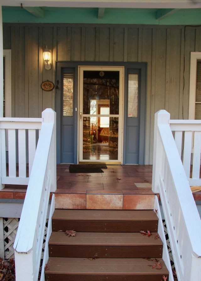 property entrance featuring a porch