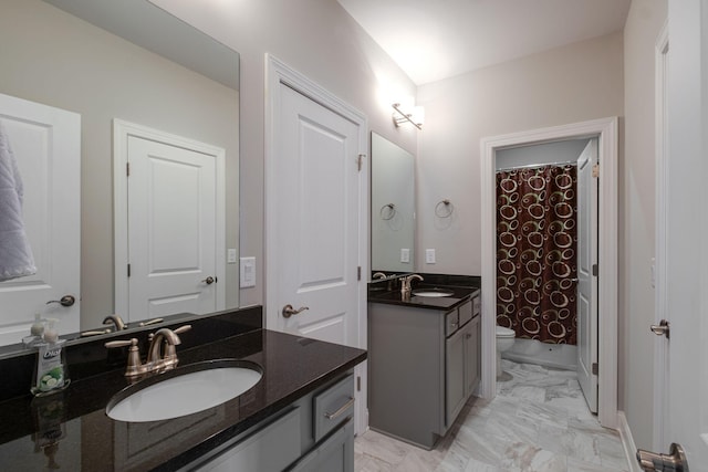 bathroom with a shower with shower curtain, vanity, and toilet