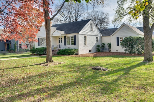 view of front of property featuring a front lawn