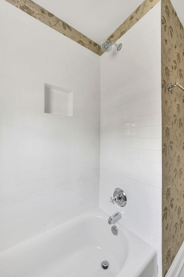 bathroom featuring tiled shower / bath combo