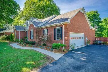 view of front of home featuring a front yard