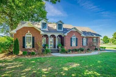 view of front of house with a front lawn