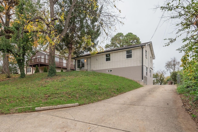 view of front of house featuring a front yard