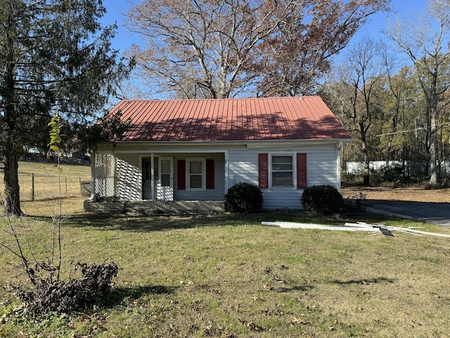 view of front of house featuring a porch and a front yard