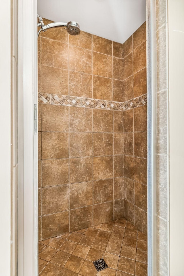 bathroom featuring tiled shower