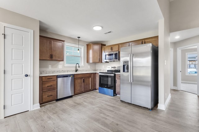 130 Anderson Pl, Clarksville, TN 37042 - kitchen featuring stainless steel appliances, light wood-type flooring, baseboards, visible vents, and hanging light fixtures