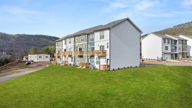 view of front of house featuring a mountain view and a front yard