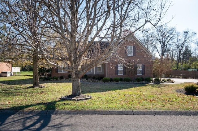 view of front property featuring a front lawn