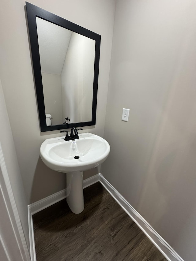169 Anderson Pl, Clarksville, TN 37040 - bathroom featuring baseboards and wood finished floors