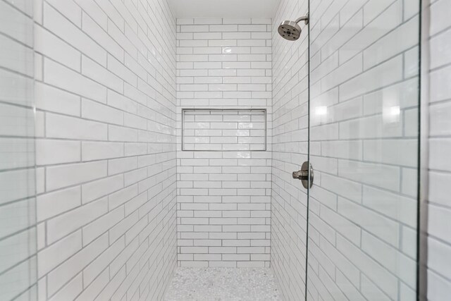 bathroom featuring a tile shower