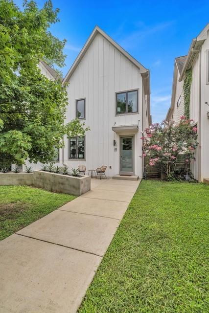 view of front of house featuring a front lawn