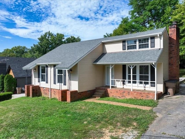 view of front of property featuring a front yard and covered porch