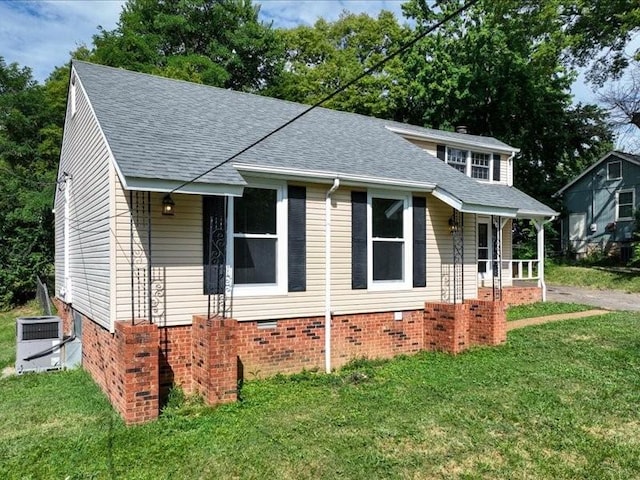 view of front of house featuring covered porch and a front lawn