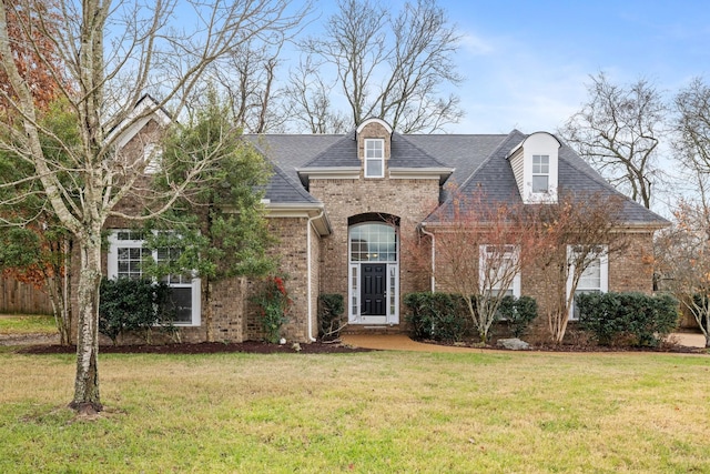 view of front of house featuring a front lawn