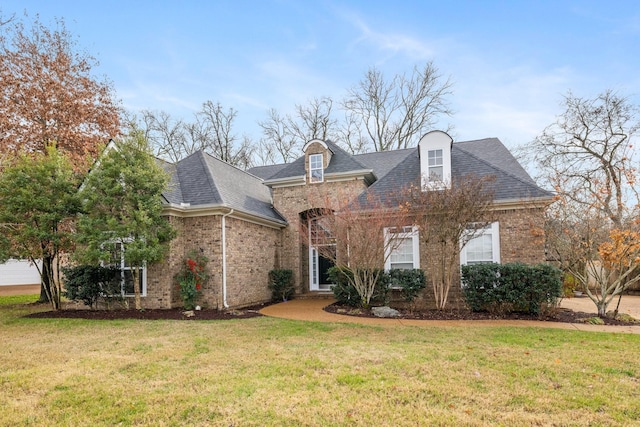 view of front of property featuring a front lawn