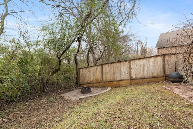 view of yard featuring an outdoor fire pit