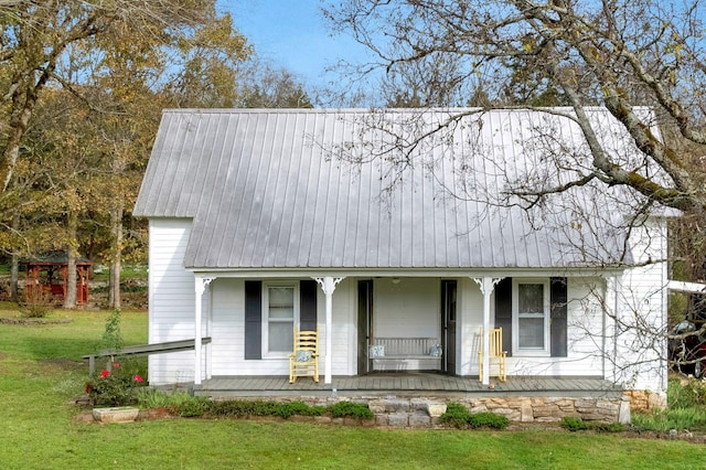 view of front facade with covered porch and a front lawn