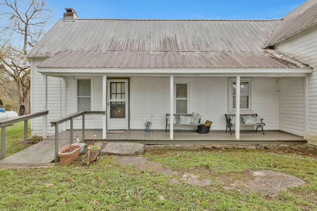 view of front of home with covered porch and a front lawn