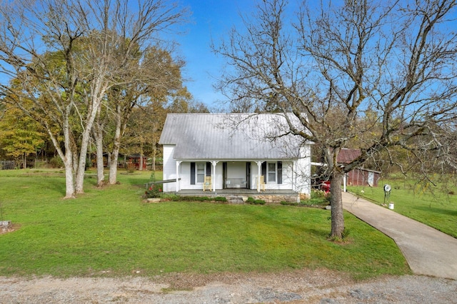 view of front facade featuring a porch and a front yard