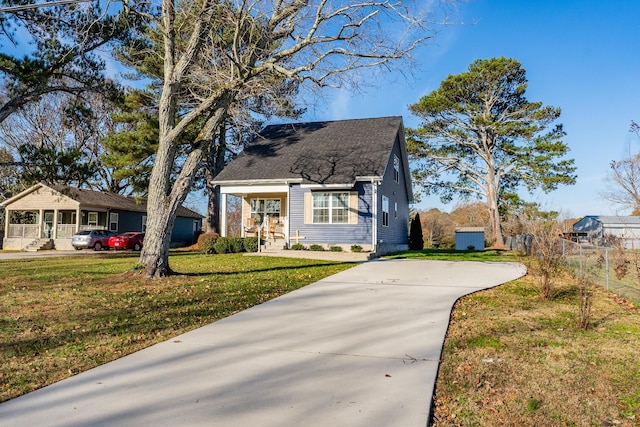 view of front of property featuring a front lawn