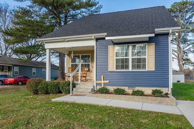 view of front of property featuring covered porch and a front lawn