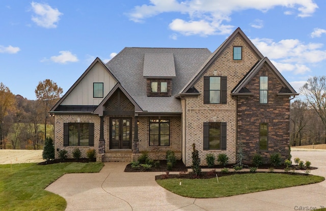 view of front facade featuring a front lawn