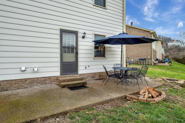 view of patio featuring an outdoor fire pit