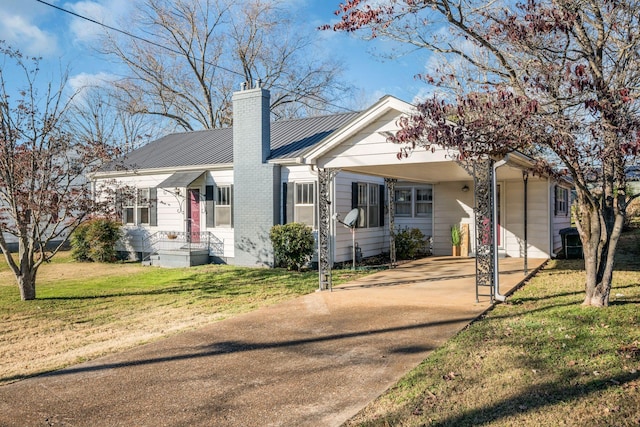 view of front facade featuring a carport and a front lawn