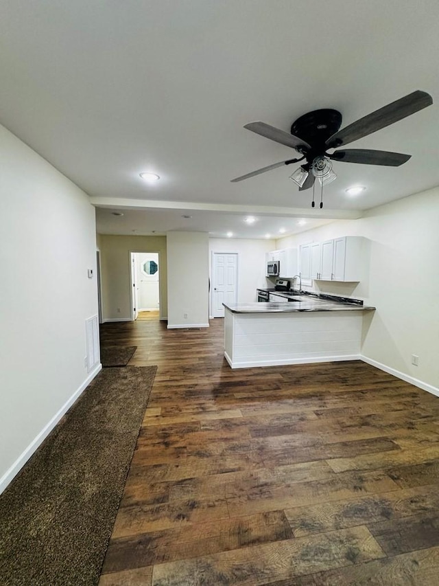 kitchen featuring white cabinets, kitchen peninsula, dark hardwood / wood-style floors, and ceiling fan