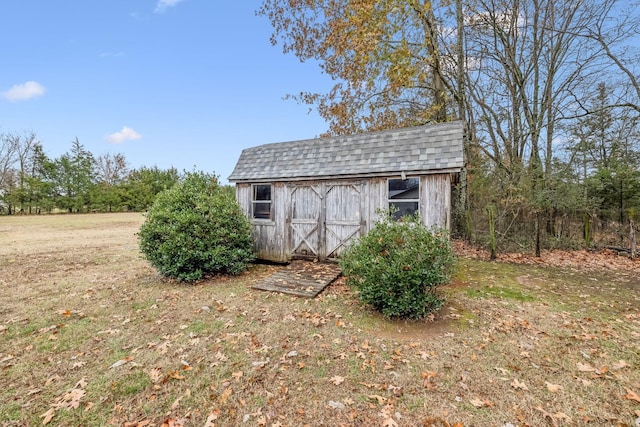 view of outdoor structure with a yard