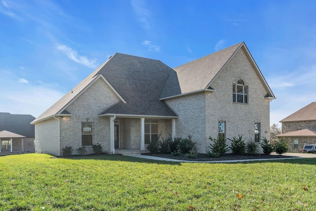 view of front of home featuring a front yard