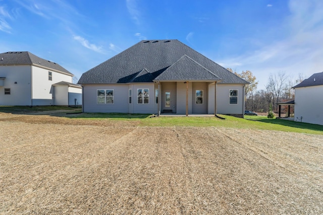 view of front of house featuring a front lawn