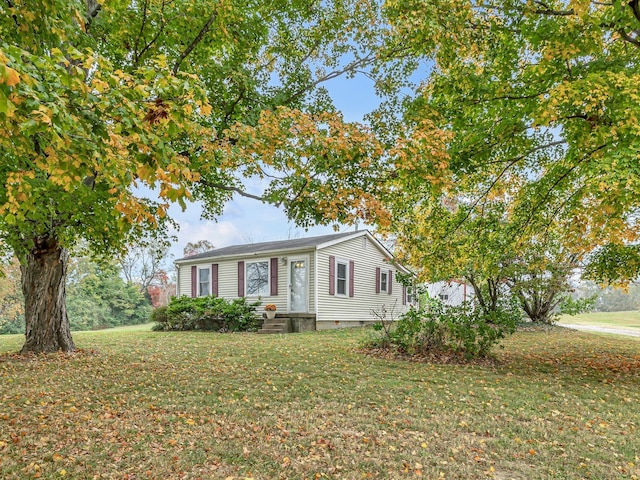 view of front of house featuring a front lawn