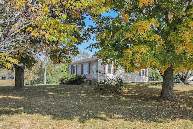 view of front facade featuring a front yard