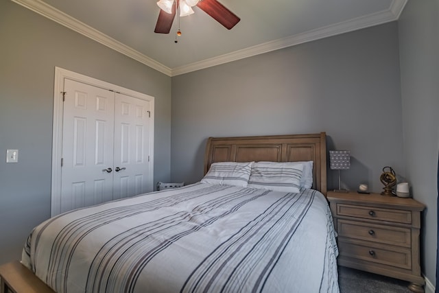 bedroom with crown molding, a closet, carpet floors, and ceiling fan