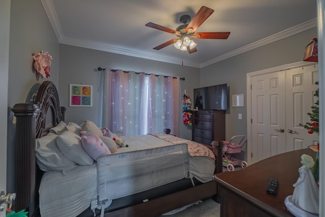 bedroom with carpet, ceiling fan, crown molding, and a closet