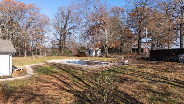 view of yard featuring an outdoor structure