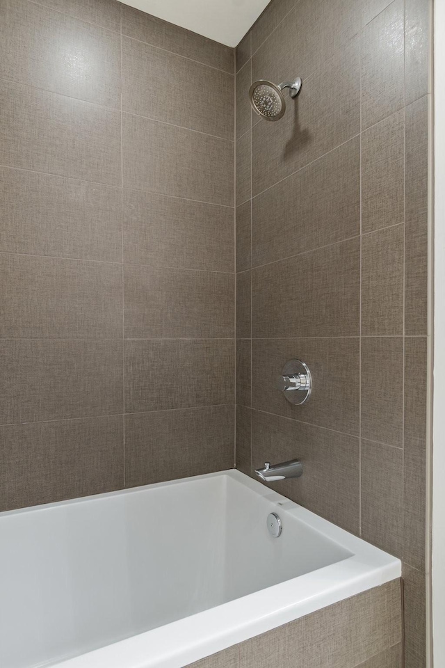 bathroom with tiled shower / bath combo