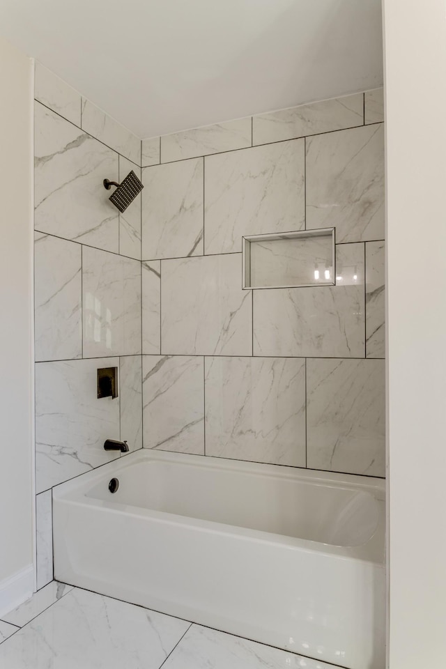 bathroom featuring tiled shower / bath