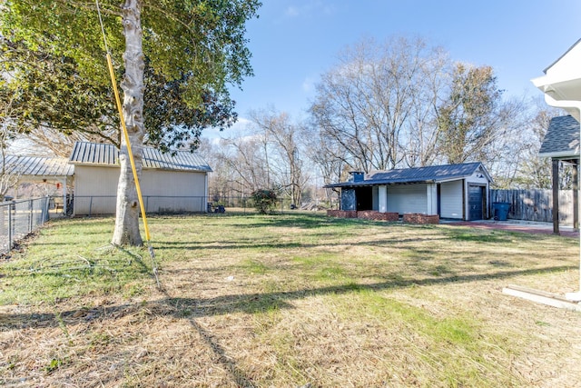 view of yard featuring an outbuilding and a garage