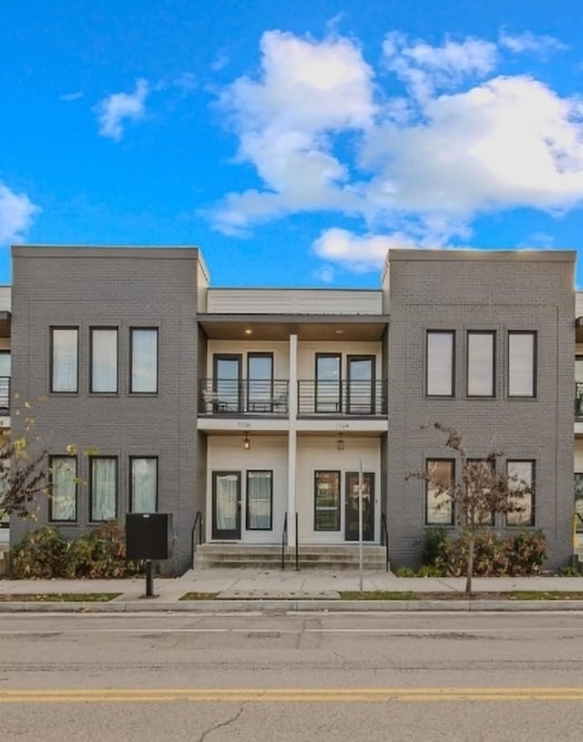 view of front of home featuring a balcony