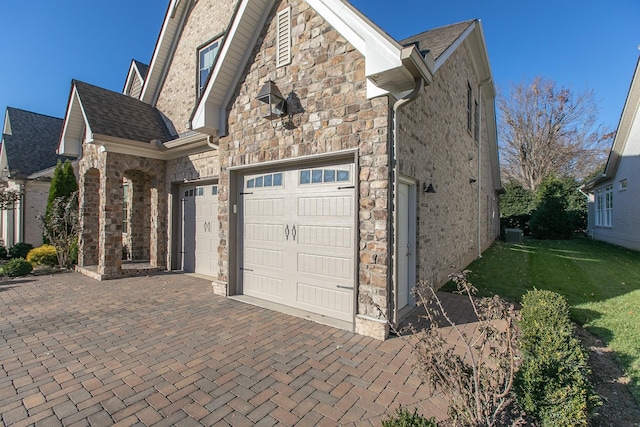 view of front facade featuring a garage