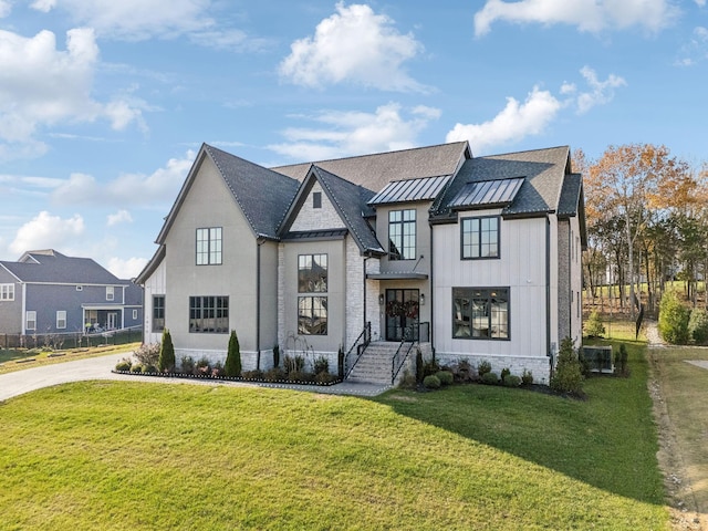 view of front of house featuring a front lawn