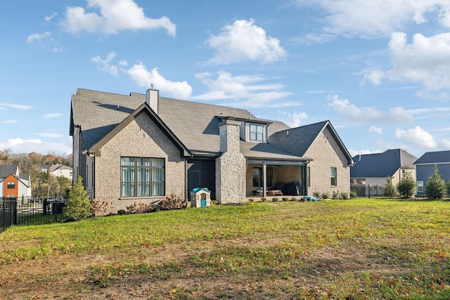 view of front of property featuring a front lawn