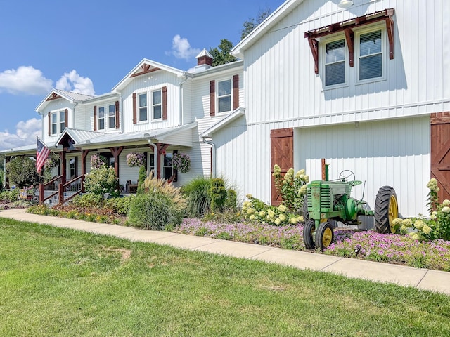 view of front of home featuring a front yard