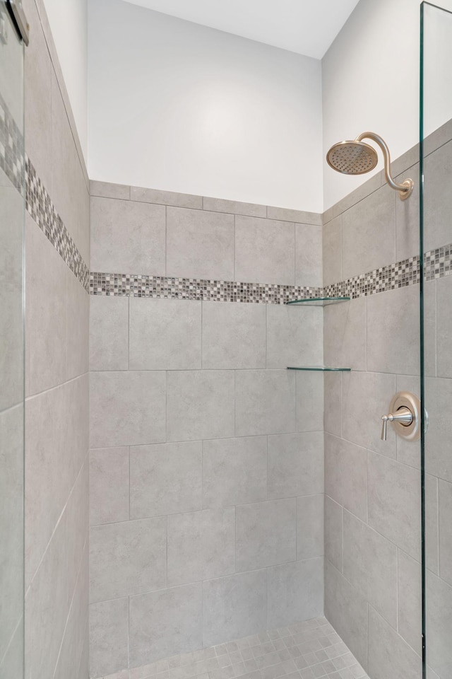 bathroom featuring tiled shower