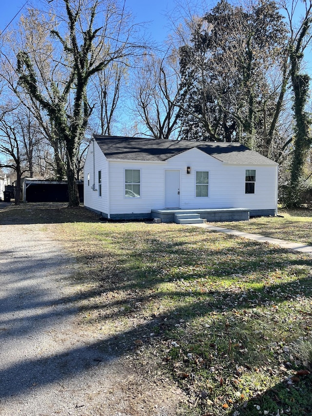 view of front of home featuring a front lawn