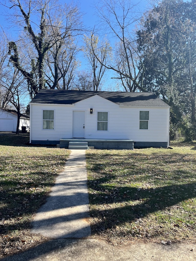 view of front of home featuring a front lawn