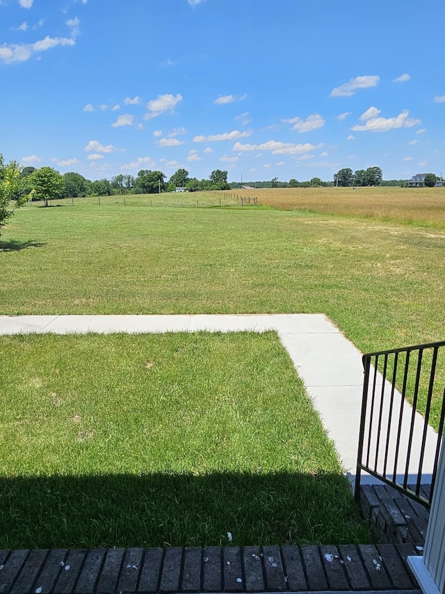 view of yard featuring a rural view