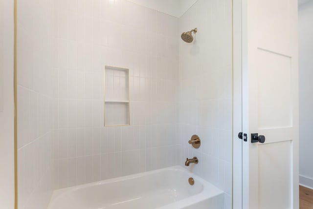 bathroom featuring tiled shower / bath combo